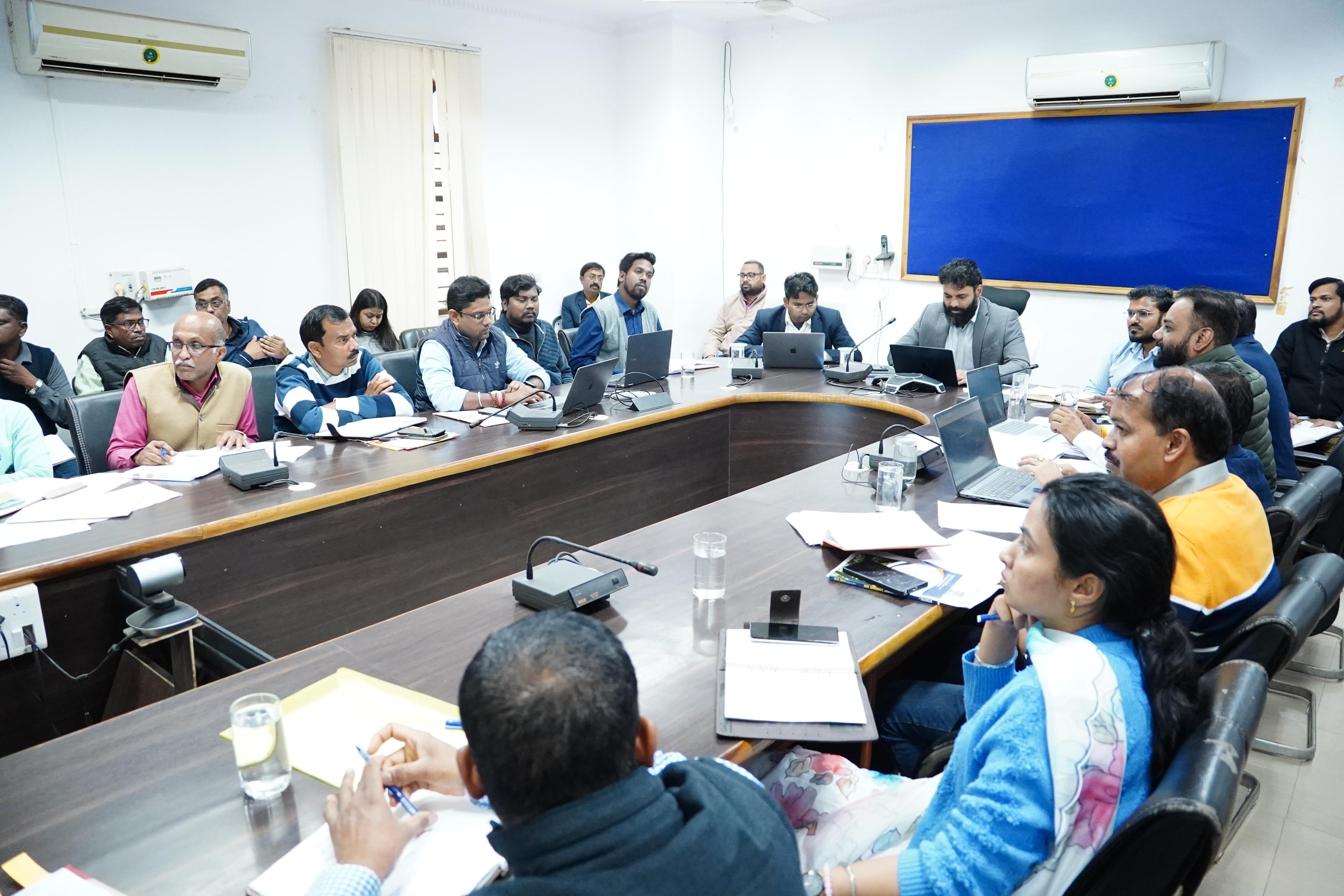 मुख्यमंत्री के आगमन से पहले जशपुर प्रशासन अलर्ट, कलेक्टर रोहित व्यास ने उड़नदस्ता टीम, चेक पोस्ट, धान खरीदी, दिव्यांग हितग्राही, आयुष्मान कार्ड और बायोमेट्रिक उपस्थिति पर दिए सख्त निर्देश