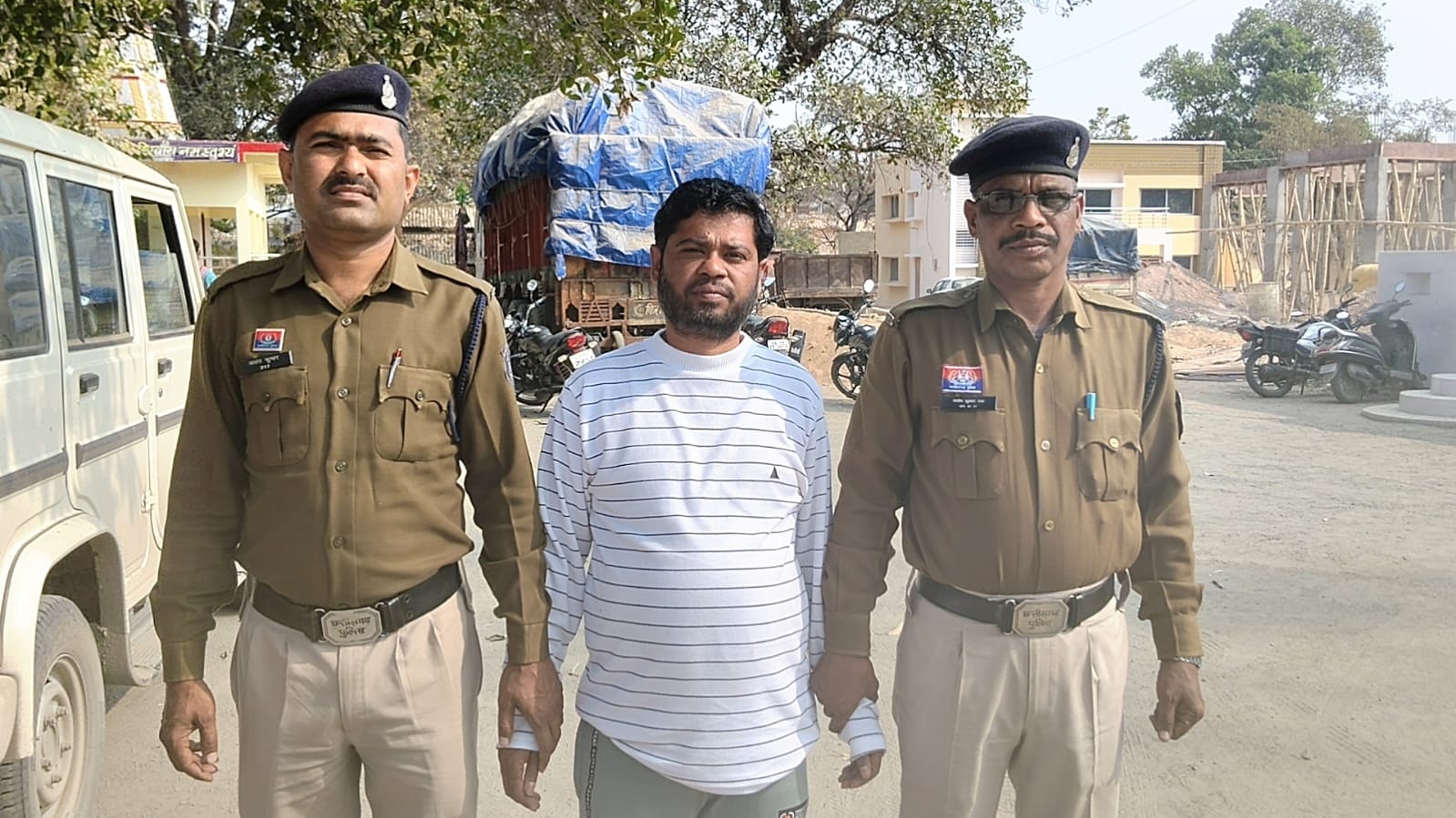 धान खरीदी केन्द्र कोनपारा में 6.55 करोड़ के महाघोटाले का पर्दाफाश, महीनों तक पुलिस को चकमा देकर फरार रहा मास्टरमाइंड समिति प्रबंधक जयप्रकाश साहू आखिरकार जशपुर पुलिस की घेराबंदी में धराया