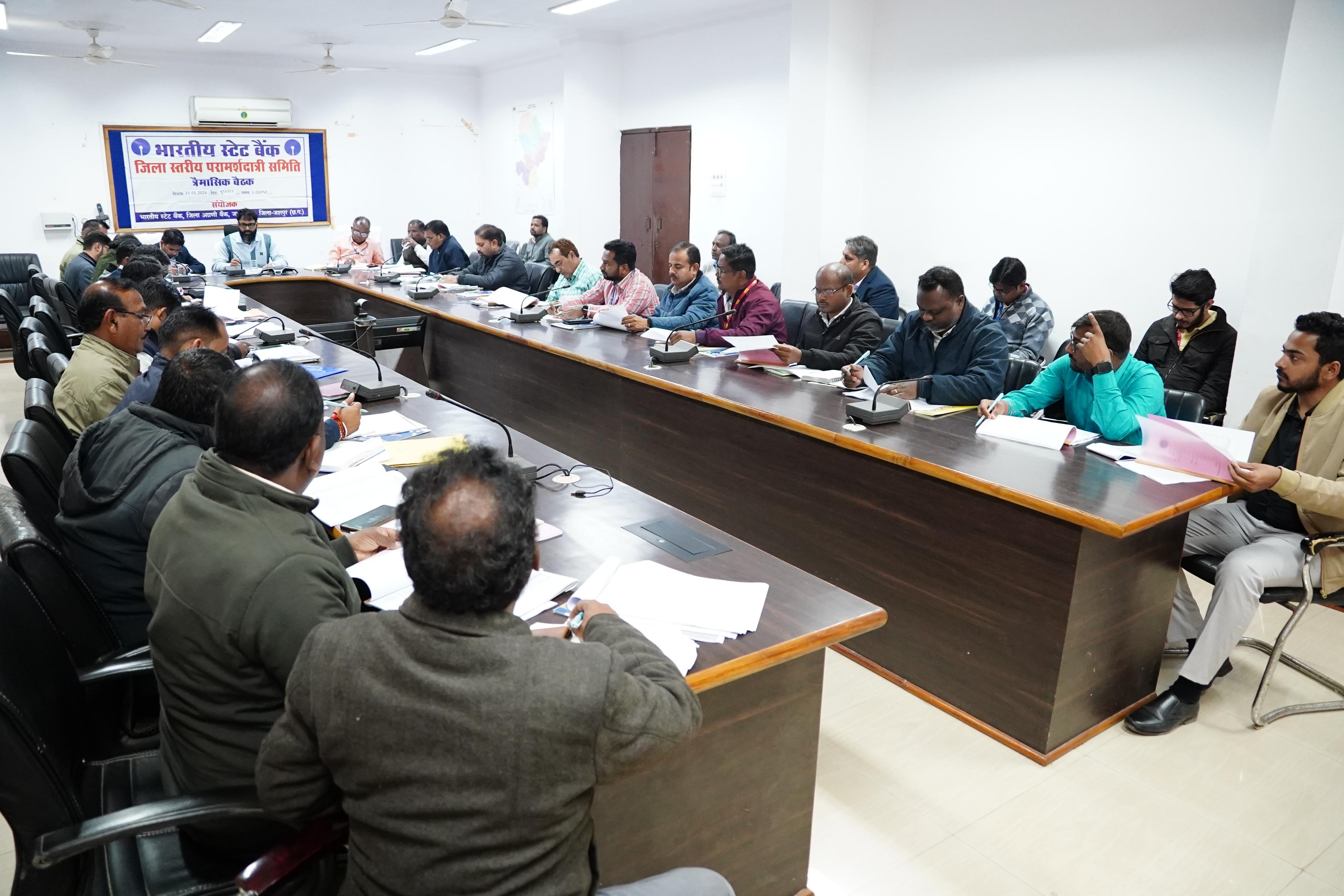 पात्र हितग्राहियों को ऋण प्रदाय करने में बरते उदारता, ताकि योजनाओं के लाभ से कोई ना हो वंचितः कलेक्टर श्री रोहित व्यास