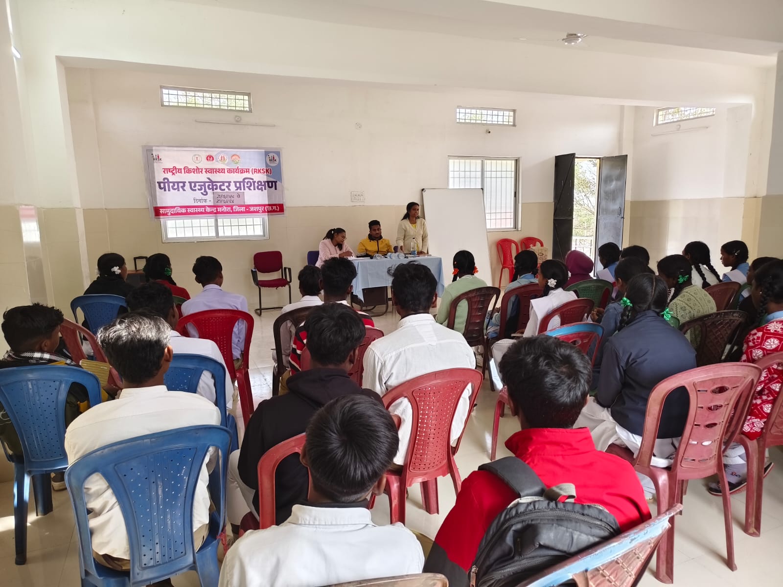 मनोरा विकासखंड में राष्ट्रीय किशोर स्वास्थ्य कार्यक्रम अंतर्गत छः दिवसीय पीयर एजुकेटर प्रशिक्षण शुरू, किशोरों को अनुकूल सोच और जिम्मेदार निर्णय क्षमता विकसित करने पर जोर