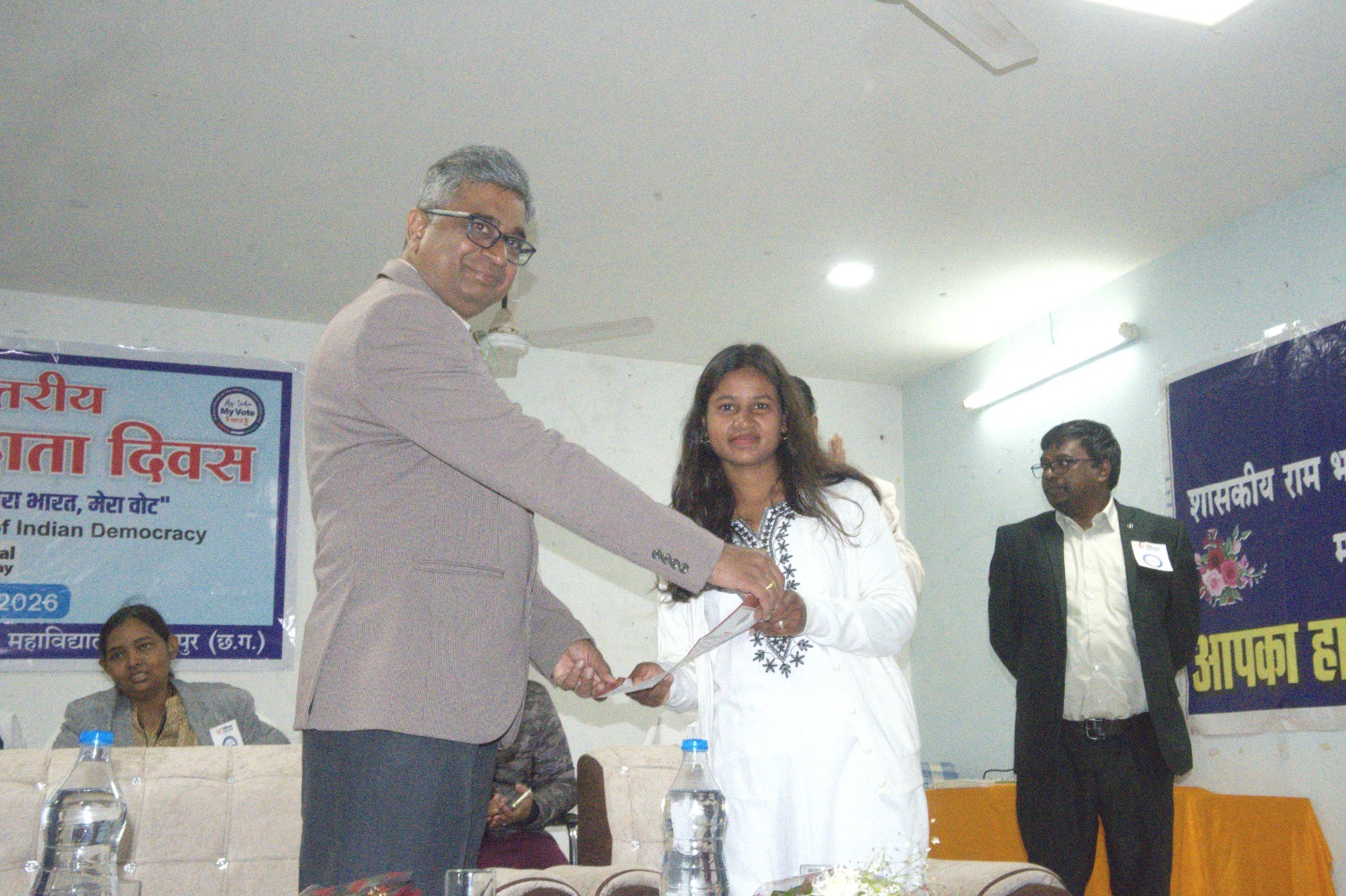 राष्ट्रीय मतदाता दिवस पर प्रधान जिला एवं सत्र न्यायाधीश श्री सत्येंद्र कुमार साहू के आतिथ्य में जिला स्तरीय समारोह आयोजित, नये मतदाताओं को ई-पिक कार्ड देकर किया गया सम्मान, बूथ लेवल अधिकारियों को उत्कृष्ट कार्य के लिए प्रशस्ति पत्र प्रदान