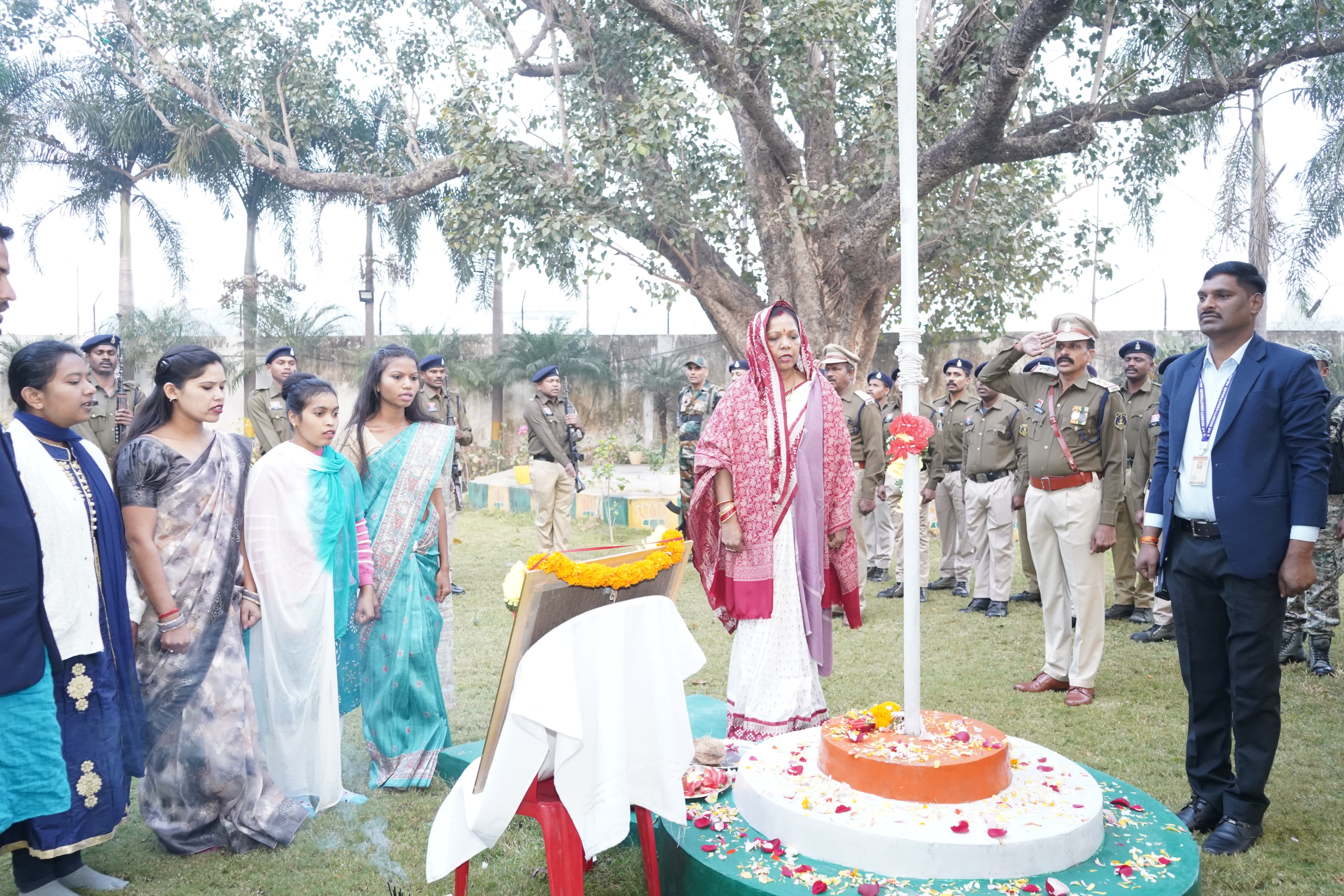 77 वें गणतंत्र दिवस के अवसर पर मुख्यमंत्री कैंप कार्यालय बगिया में शान से फहराया गया तिरंगा, श्रीमती कौशल्या साय ने किया ध्वजारोहण....