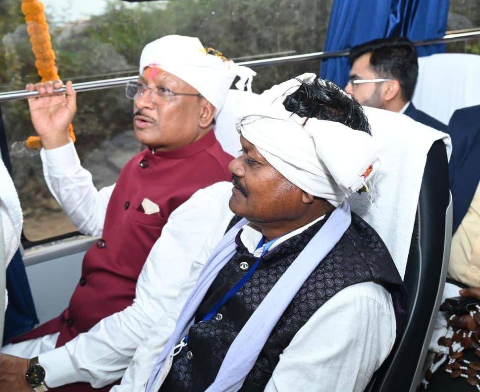 जहाँ कभी रास्ते थे बंद, वहाँ अब दौड़ रही मुख्यमंत्री बस सेवा - मुख्यमंत्री खुद बने यात्री, बस में बैठकर देखी योजनाओं की हकीकत &mdash; नारायणपुर में सुशासन का सशक्त संदेश