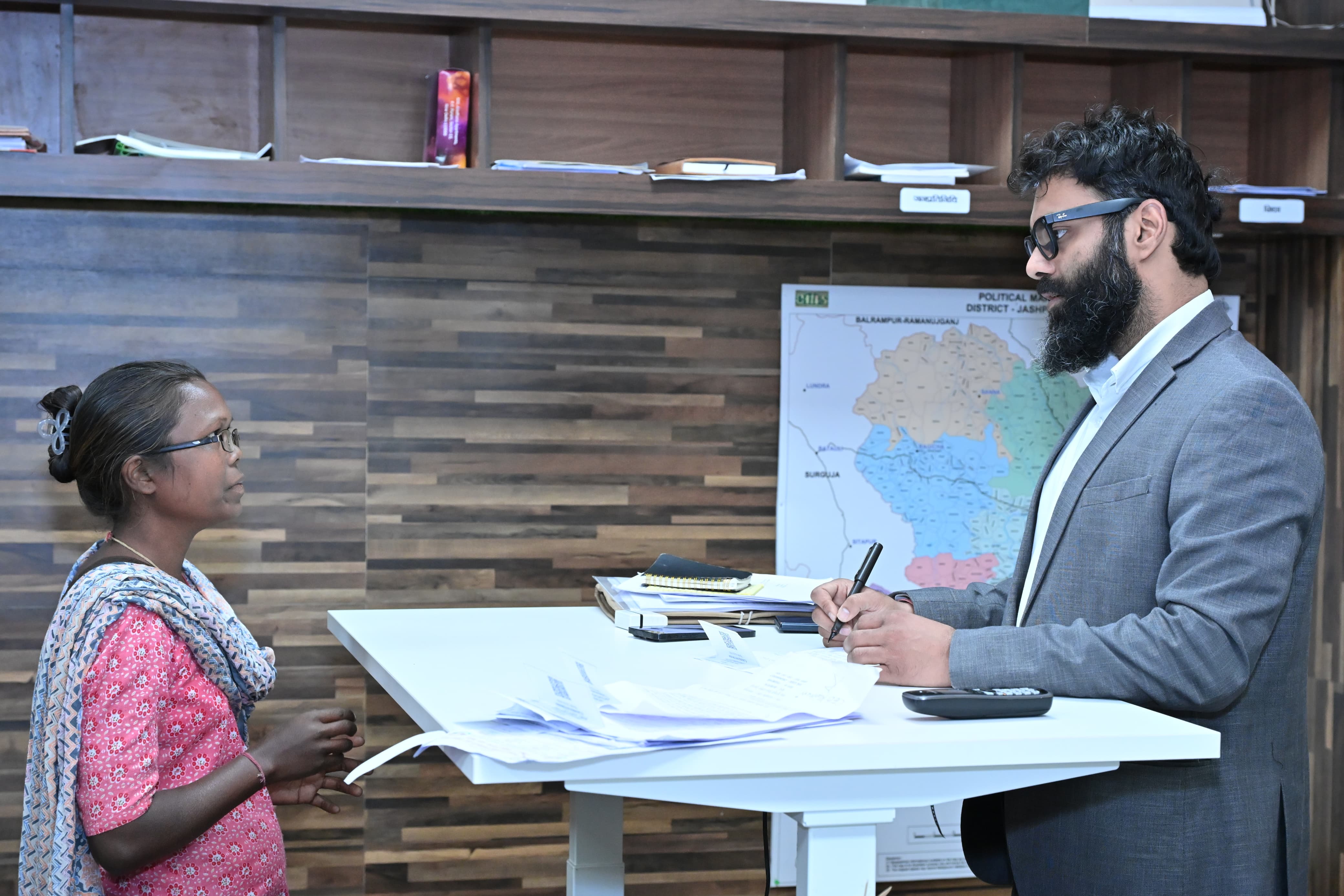 कलेक्टर श्री रोहित व्यास ने जनदर्शन में सुनी आमजन की समस्याएँ,अधिकारियों को समयबद्ध एवं पारदर्शी निराकरण के दिए निर्देश