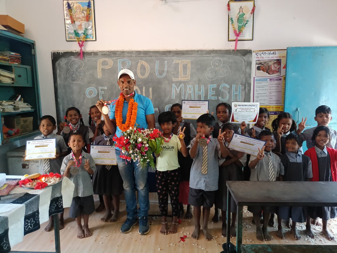 जबलपुर की राष्ट्रीय धरा पर कुनकुरी के शिक्षक बने चैंपियन : महेश तिर्की ने 40+ आयु वर्ग में 4 रजत और 1 कांस्य जीतकर रचा इतिहास, विद्यालय पहुंचते ही बच्चों ने आरती-तिलक कर किया भव्य स्वागत, पूरे जशपुर और छत्तीसगढ़ का बढ़ाया मान&rdquo;