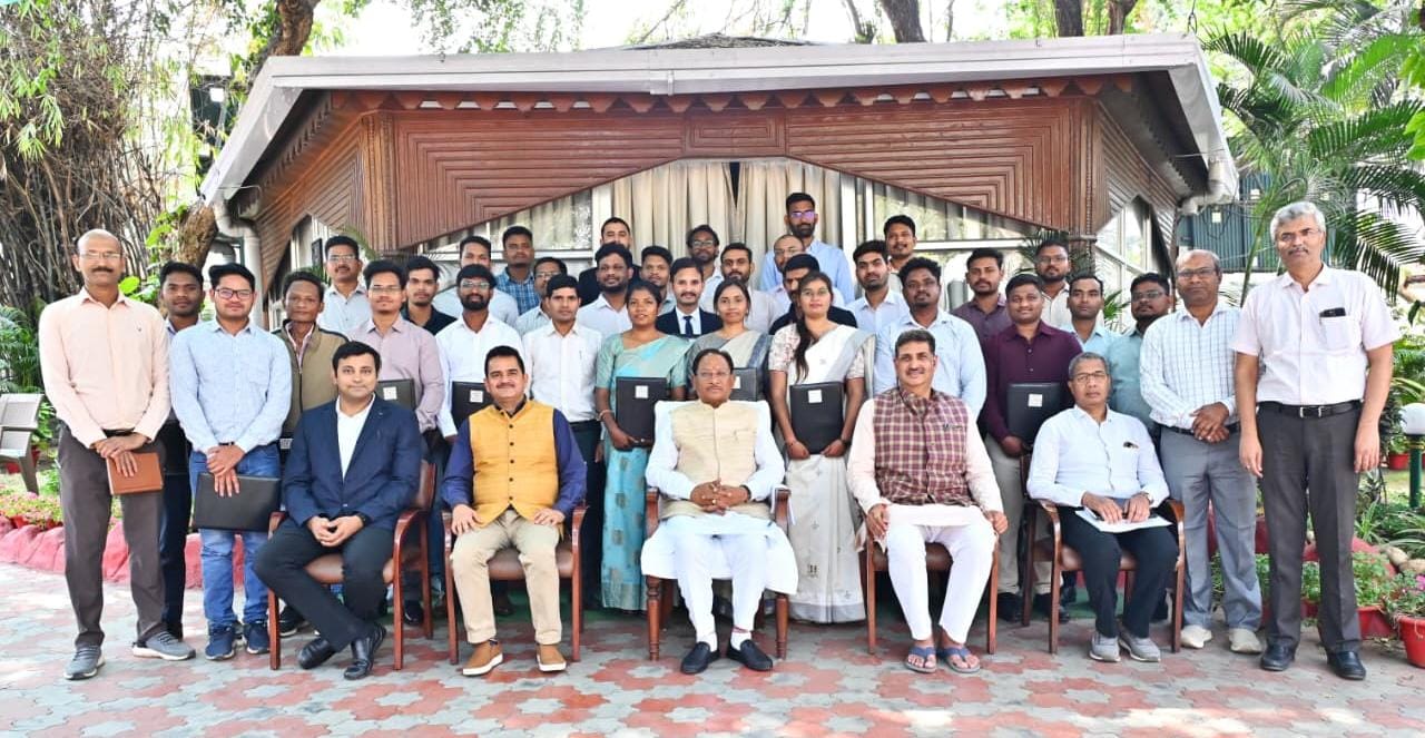 खनिज संपदा से समृद्ध छत्तीसगढ़ के विकास में निभाएं अहम भूमिका : मुख्यमंत्री श्री साय - मुख्यमंत्री ने नव चयनित खनि निरीक्षकों को प्रदान किया नियुक्ति पत्र