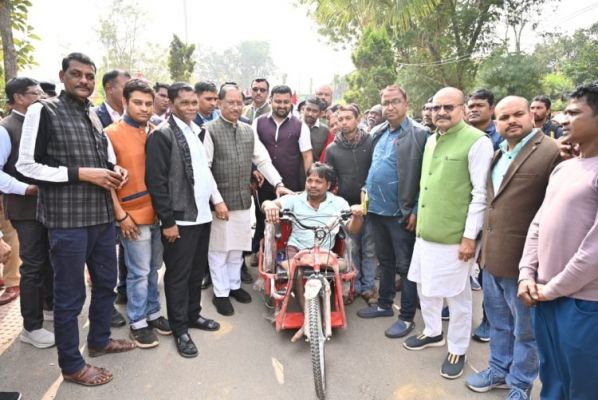 मुख्यमंत्री श्री विष्णुदेव साय से मिलने पहुंचे जतन साय एवं सुलेमान को मिली बैटरी चलित ट्राई साइकिल, मुख्यमंत्री से मिलकर उन्होंने बताई समस्या, तत्काल बैटरी चलित ट्राय सायकल मिलने से आई चेहरे में नई मुस्कान, खुशी जाहिर करते हुए मुख्यमंत्री श्री विष्णुदेव साय को दिया धन्यवाद