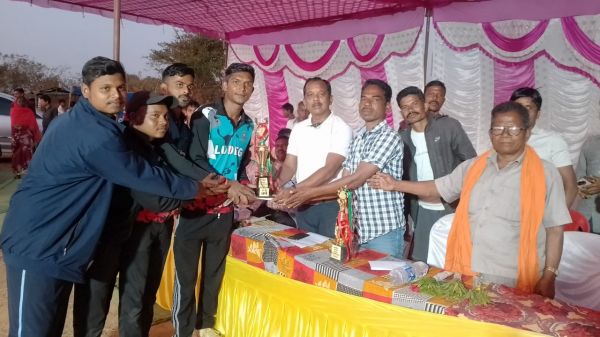 पेमला में हो रहे क्रिकेट प्रतियोगिता के समापन कार्यक्रम में मुख्य अथिति के रूप में अजजा मोर्चा के प्रदेश अध्यक्ष सालिक साय हुए शामिल,लुड़ेग की टीम ने फाइनल मुकाबले में अपना परचम लहराया