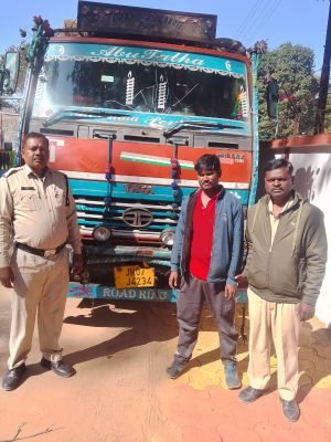 जशपुर पुलिस की बड़ी कार्यवाही ट्रक में लोड एक लाख रुपए से अधिक की अवैध कबाड़ सहित ट्रक जप्त ट्रक &nbsp;आरोपी ट्रक ड्राइवर को पुलिस ने लिया हिरासत में...