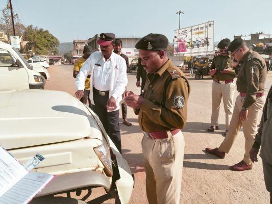 ट्रैफिक व्यवस्था सुधार करने जशपुर पुलिस अभियान चलाकर जिले भर में 400 से अधिक व्यवसायिक वाहनों में लगाई रेडियम पट्टी।