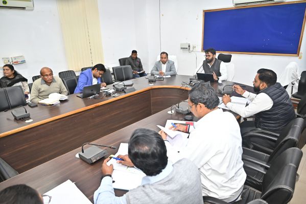 कलेक्टर ने अधिकारियों की साप्ताहिक बैठक लेकर&nbsp; लंबित प्रकरणों का निराकरण गंभीरता से करने के दिए निर्देश