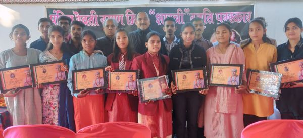 गणतंत्र दिवस पर सरगुजा शैक्षणिक संभाग के दसवीं एवं बारहवीं में मेधावी छात्रों को&nbsp;पं. रेवती रमण मिश्र स्मृति पुरस्कार प्रदान किया गया&nbsp;