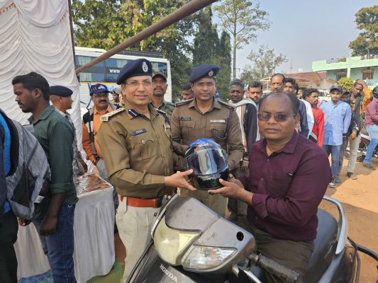 जशपुर पुलिस की सराहनीय पहल : 35 वां राष्ट्रीय सड़क सुरक्षा माह के तहत जशपुर जिले में 440 हेलमेट निःशुल्क किया गया वितरण