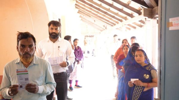 लोकतंत्र का उत्सव:बूथों में लंबी लाइन,कलेक्टर ने कतार में लग कर डाला वोट,साथ ही व्यस्थाओं का लिया जाएजा, मतदाताओं की सुविधा का ध्यान रखने दिए निर्देश