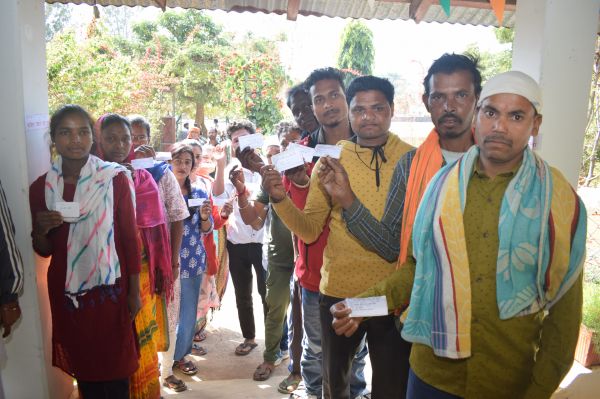 प्रदेश में नगर निकाय चुनाव: लंबी कतारों के बीच वोटिंग जारी, मतदाताओं में दिखा गजब का उत्साह,प्रशासन ने सुविधाओं के किए सभी जरूरी इंतजाम,जिले में 2 बजे तक 53.40 प्रतिशत