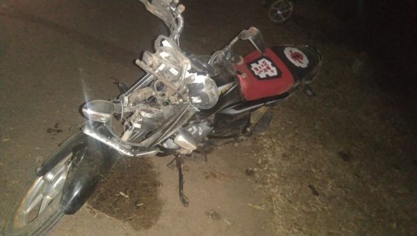 सड़क किनारे कटहल पेड़ से टकरायी बाइक, चालक की मौत, एक युवक घायल