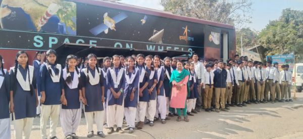 कलेक्टर रोहित व्यास के निर्देश पर पत्थलगांव&nbsp; के स्कूलों में पहुंचा इसरो का "स्पेस आन व्हील्स",&nbsp;विद्यार्थियों ने स्पेस मिशन के अनुप्रयोगों की अवधारणा को समझा