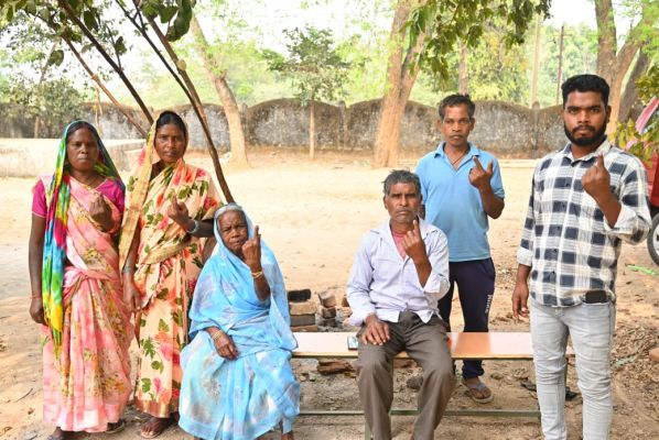 जनपद पंचायत कुनकुरी क्षेत्र में मतदान हुआ संपन्न,एक परिवार के तीन पीढ़ियों ने एक साथ मतदान कर दिया जागरूकता का संदेश