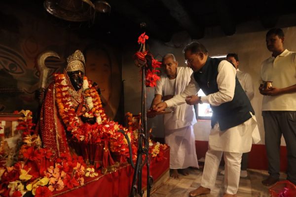 जिले के सोगड़ा आश्रम पहुंचकर मुख्यमंत्री ने पूजा अर्चना कर प्रदेश की सुख समृद्धि और खुशहाली की कामना की