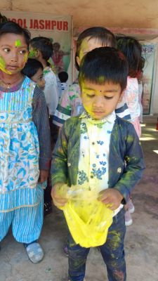 स्कूलों में चढ़ा होली का रंग : माय छोटा स्कूल जशपुर ने मना होली महोत्सव,नन्हे मुन्हे हुए रंग से सराबोर,गाने में थिरकते रहे बच्चे और शिक्षिकाएं