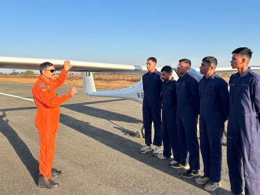 मुख्यमंत्री विष्णुदेव साय की विशेष पहल : जशपुर के आगडीह हवाई पट्टी से पहली बार आदिवासी अंचल के युवाओं को मिला विमान उड़ाने का सुनहरा अवसर