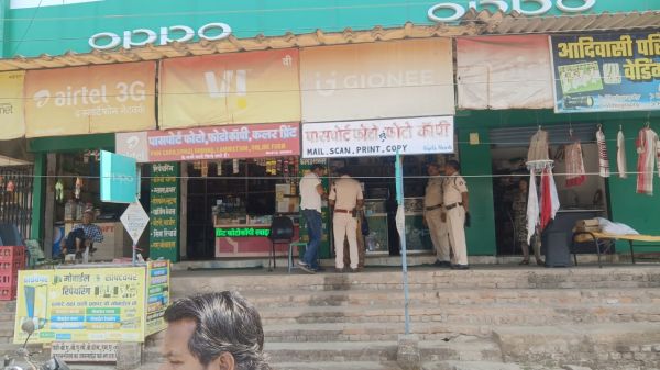 प्रशासन एवं पुलिस की संयुक्त टीम ने शिवमहापुराण मयाली में आयोजित कार्यक्रम का डुप्लीकेट VVIP पास बनाने वाला व्यवसायी को पड़ा महंगा,छापा मारकर&nbsp; दुकान किया सील