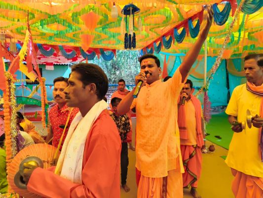 कुदमुरा में 24 घण्टे का हो&nbsp; रहा है संकीर्तन का आयोजन, हरे राम,हरे कृष्ण महामन्त्र का जप कर झूम रहे श्रद्धालु