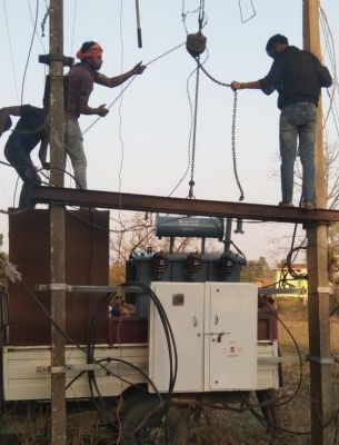 चेटबा के रेंगारटोली में सीएम कैंप कार्यालय की पहल से बदला गया खराब ट्रांसफार्मर, ग्रामीणों को मिली बड़ी राहत, मुख्यमंत्री श्री विष्णुदेव साय का ग्रामीणों ने जताया आभार