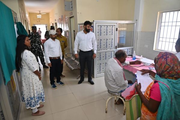 लोदाम सामुदायिक स्वास्थ्य केंद्र का कलेक्टर ने&nbsp; किया&nbsp; निरीक्षण,मरीजों से चर्चा कर व्यवस्थाओं की ली जानकारी