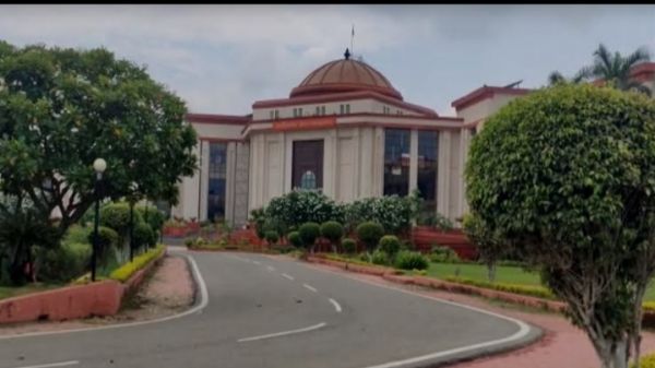 बड़ी खबर : हाई कोर्ट ने डीजीपी और आईजी को नोटिस जारी कर मांगा जवाब...विवाहित बहन को आरक्षक भाई की मौत पर नहीं मिली अनुकंपा नियुक्ति...पढ़ें पूरी खबर