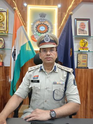 कुनकुरी न्यायालय में पेशी के दौरान पुलिस कस्टडी से फरार हुए थे आरोपी, लापरवाही के लिए एस एस पी ने दो आरक्षक को किया&nbsp; सस्पेंड,