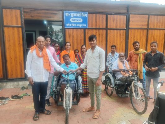 मुख्यमंत्री श्री विष्णुदेव साय के कैंप कार्यालय बगिया से विलियम, राजकुमार, नरेन्द्र की जिंदगी की राह हुई आसान,मिला ई रिक्शा