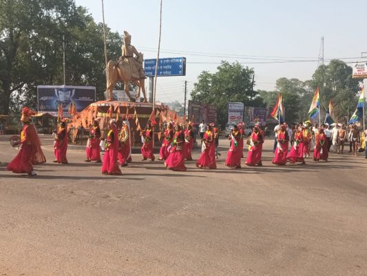 जशपुर में जैन मुनियों का निरंतर आगमन सौभाग्य की बात,मुनि संघ का इस पुण्यभूमि पर मंगलमय प्रवेश पर पारंपरिक नृत्य दल से हुआ भव्य स्वागत,भक्तो ने पखारे मुनिराजों के चरण