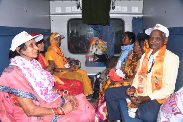 मुख्यमंत्री तीर्थ दर्शन योजना :मुख्यमंत्री ने बुजुर्गाे का किया सपना पूरा,श्रद्धालुओं का पहला जत्था भुवनेश्वर और कोणार्क दर्शन के लिए हुआ रवाना