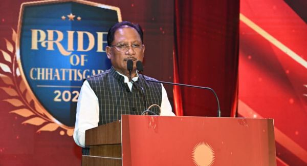 दैनिक भास्कर -प्राइड ऑफ छत्तीसगढ़ कार्यक्रम में मुख्यमंत्री श्री साय शामिल हुए,,उत्कृष्ट कार्य करने वाले लोगों को सम्मानित किया