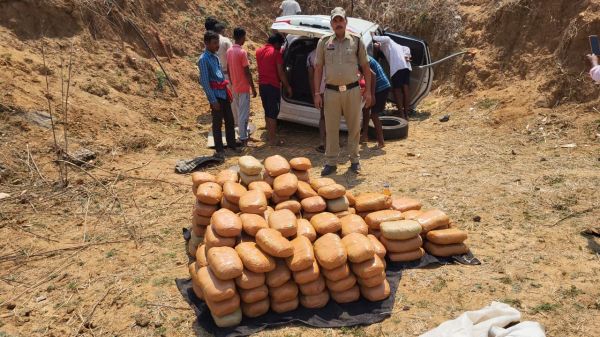 ऑपरेशन आघात : जशपुर पुलिस ने 80 लाख रूपए कीमत के 1 क्विंटल 83 किलो अवैध गांजा किया जप्त....पुलिस की गाड़ी देख तेज गति से वाहन चलाया कुहापानी जंगल मे हुई दुर्घटना....गुमराह करने कार में लगाया था गलत नंबर प्लेट...घायल अवस्था मे मिला&nbsp; आरोपी