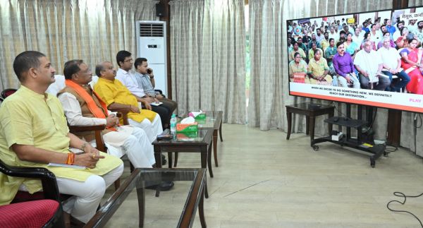 प्रधानमंत्री नरेंद्र मोदी के मासिक रेडियो कार्यक्रम &lsquo;मन की बात&rsquo; मुख्यमंत्री विष्णु देव साय ने सुनी जनप्रतिनिधियों और अधिकारियों के साथ,पीएम के दंतेवाड़ा विज्ञान केन्द्र की प्रशंसा पर, मुख्यमंत्री ने जताया आभार