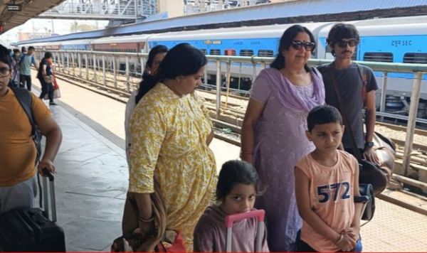 छत्तीसगढ़ के कश्मीर में फंसे 55 यात्री लौटे वापस...पहलगाम की दर्दनाक यादें को किए साझा...पढ़ें पूरी खबर