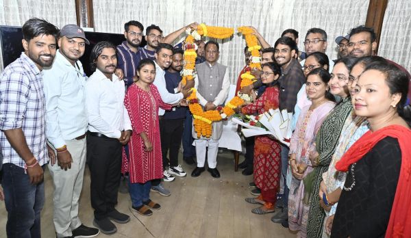 मुख्यमंत्री ने निभाई मुखिया की भूमिका : बर्खास्त बीएड शिक्षकों के जीवन में लौटी खुशियाँ...26 सौ से अधिक सहायक शिक्षक विज्ञान के पद पर समायोजन करने का लिया ऐतिहासिक निर्णय