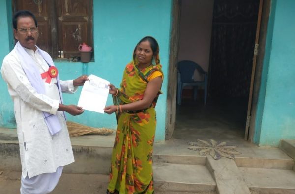 सुशासन तिहार में प्राप्त हुए आवेदनों का निराकरण कर घर घर तक पहुंचा कर दी जा रही दस्तावेज