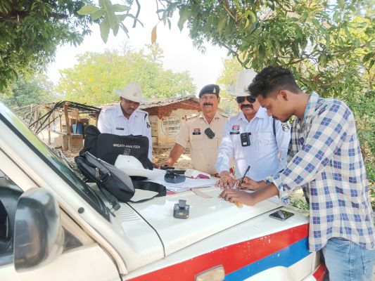 जशपुर ट्रैफिक पुलिस पहनेगी, बॉडी वार्न कैमरा : वाहन चेकिंग के दौरान पारदर्शिता लाने,SSP ने दिए ट्रैफिक पुलिस को बॉडी वार्न कैमरा लगाने के निर्देश