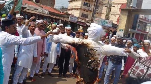 कश्मीर के पहलगाम हमला के विरोध में मुस्लिमों ने निकाली विरोध रैली, पाकिस्तान और आंतकवाद का फूंका पुतला... लगे पाकिस्तान मुर्दाबाद के नारे&nbsp;