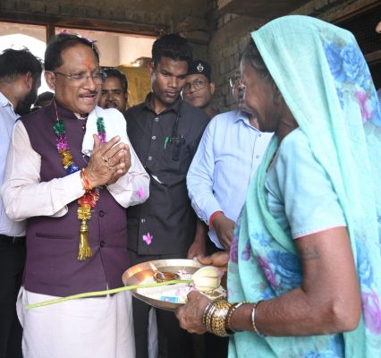 मुख्यमंत्री को अचानक अपने बीच पाकर खिले ग्रामीणों के चेहरे, हल्दी चावल का तिलक लगाकर महिलाओं ने किया स्वागत