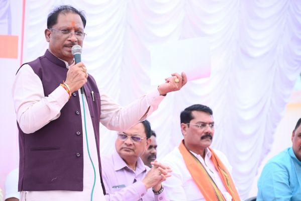 कोरबा के मदनपुर ग्राम में उतरा मुख्यमंत्री का उड़नखटोला, समाधान शिविर में हुए शामिल,हम आपके सेवक है आप अपनी समस्याओं को हमे जरूर बताएं:मुख्यमंत्री