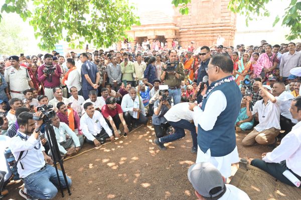 मुख्यमंत्री आज अचानक पहुंचे बेमेतरा के सहसपुर,मुखिया से मिलने उमड़ी भीड़....लगाया बरगद की छांव में चौपाल,,,,,सुनी समस्या की कई घोषणा