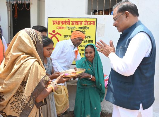 मोर अब्बड़ भाग हे, मुख्यमंत्री मोर घर आए हे.....अमरौतीन साहू के अतिथि बने मुख्यमंत्री मुखिया का किया स्वागत