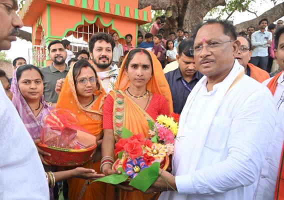 बिना जानकारी दिए झुरानदी में पहुंचे मुख्यमंत्री, बरगद के छांव में चौपाल लगाकर सुनीं ग्रामीणों की समस्याएं,5 करोड़ से अधिक के विकास कार्यों की दी सौगात