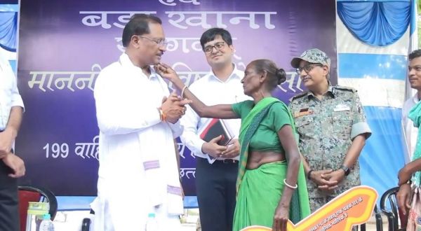 प्रधानमंत्री आवास के पक्के मकान की चाबी पा कर एक माँ ने मुख्यमंत्री श्री साय को स्नेह भरे हाथों से उनके गाल को छु कर दिया आशीर्वाद