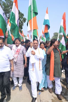 देशभक्ति गीत के साथ निकाली गई तिरंगा यात्रा :&nbsp;मुख्यमंत्री के साथ जनप्रतिनिधियों और आम नागरिकों ने हाथ में तिरंगा लेकर &lsquo;भारत माता की जय-तिरंगे झंडे&rsquo; की जयकार से गुंजने लगा स्थल&nbsp;