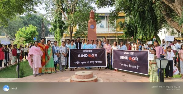 जशपुर विधायक श्रीमती रायमुनी भगत के नेतृत्व में जिला मुख्यालय में जयस्तंभ चौक से लेकर रणजीता स्टेडियम तक निकाला गया तिरंगा यात्रा